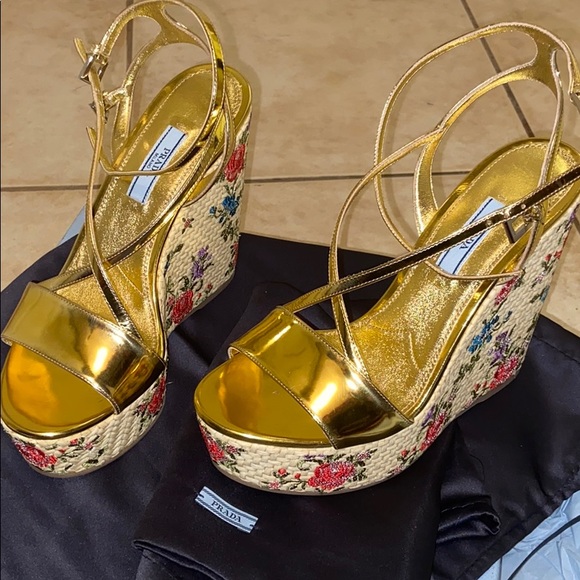 Prada Gold Wedges style Capretto lamina. - Picture 7 of 7
